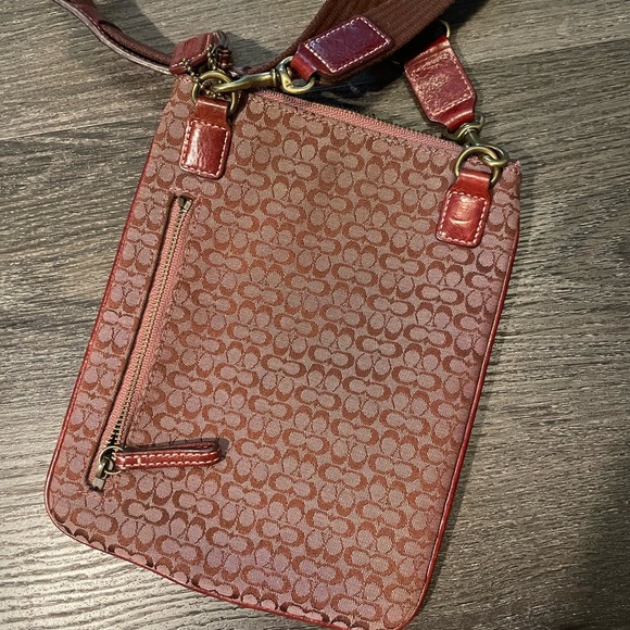Authentic Coach Signature Crossbody Bag - Picture 2 of 3